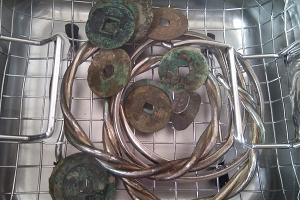 Cleaning ancient bronze coins